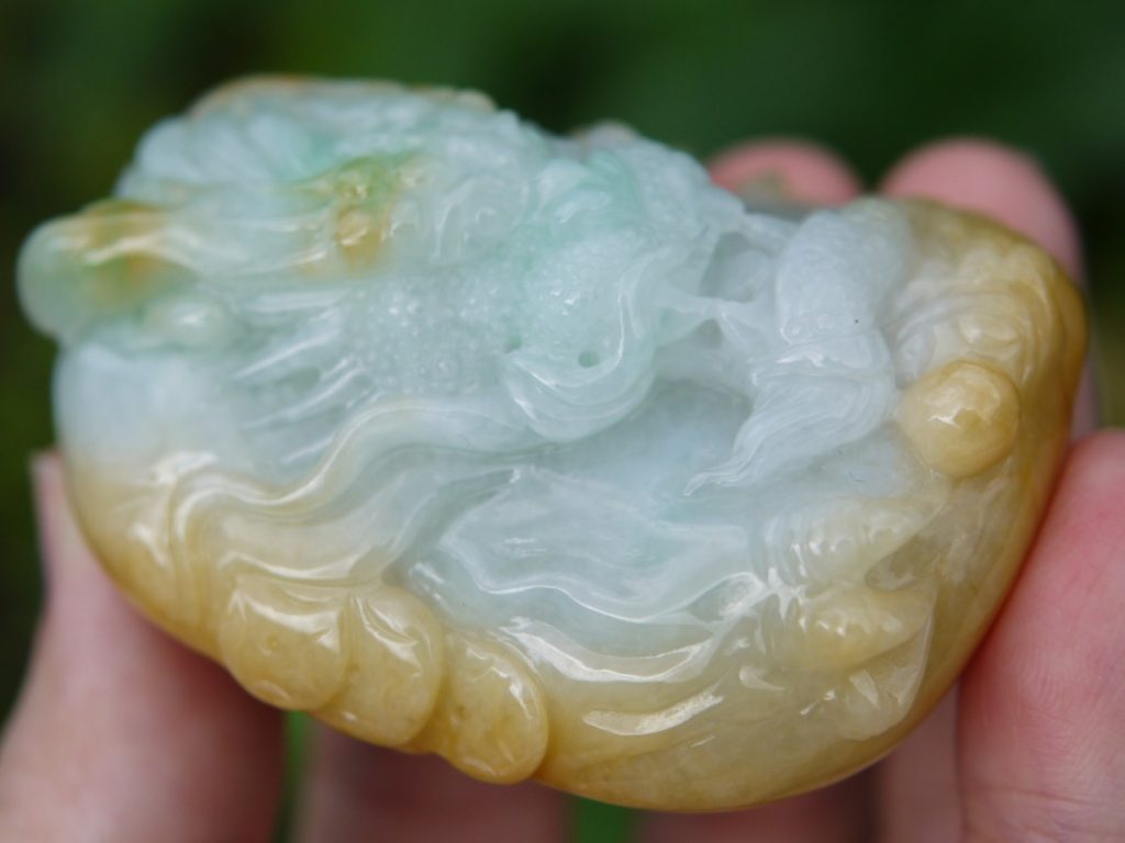 ミャンマー産翡翠 龍彫刻 ツートンカラー