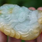 ミャンマー産翡翠　龍彫刻　ツートンカラー