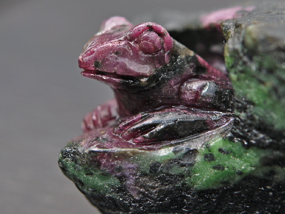 ルビーインゾイサイト　蛙 彫刻