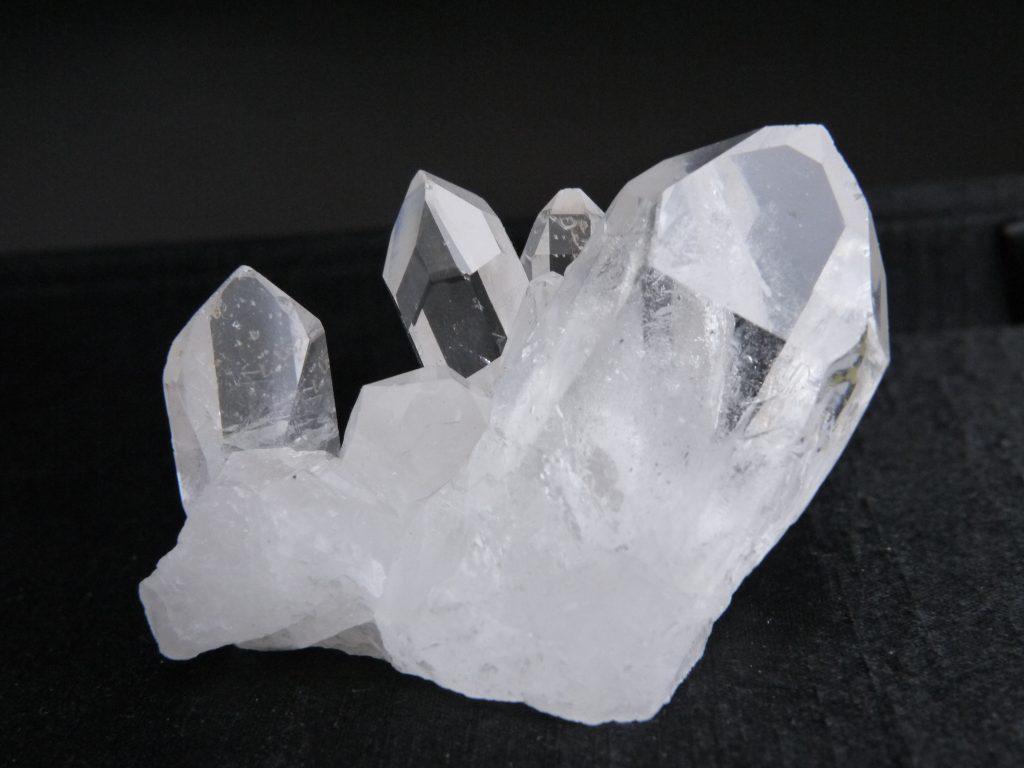 水晶クラスター　ブラジル・コリント産　98g　レインボー入り