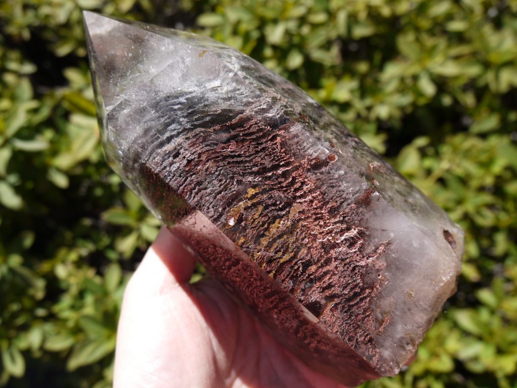 ガーデン水晶ポイント磨き・台付き　1080g　ブラジル産