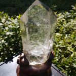 ガーデン水晶ポイント磨き・台付き　2070g　ブラジル産