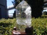 ガーデン水晶ポイント磨き・台付き　2070g　ブラジル産