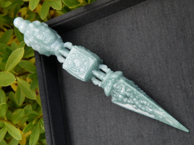 ミャンマー産青翡翠　三面プルパ独鈷剣　彫刻