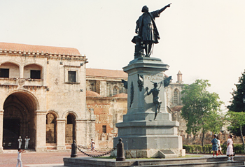 大聖堂 （カテドラル サンタマリア ラ メノール)とコロンブス像